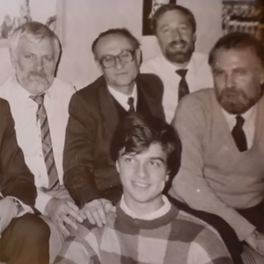 Василий Уткин&nbsp;в юности (в нижнем ряду), второй справа в верхнем ряду &mdash;&nbsp;его отец Вячеслав Уткин