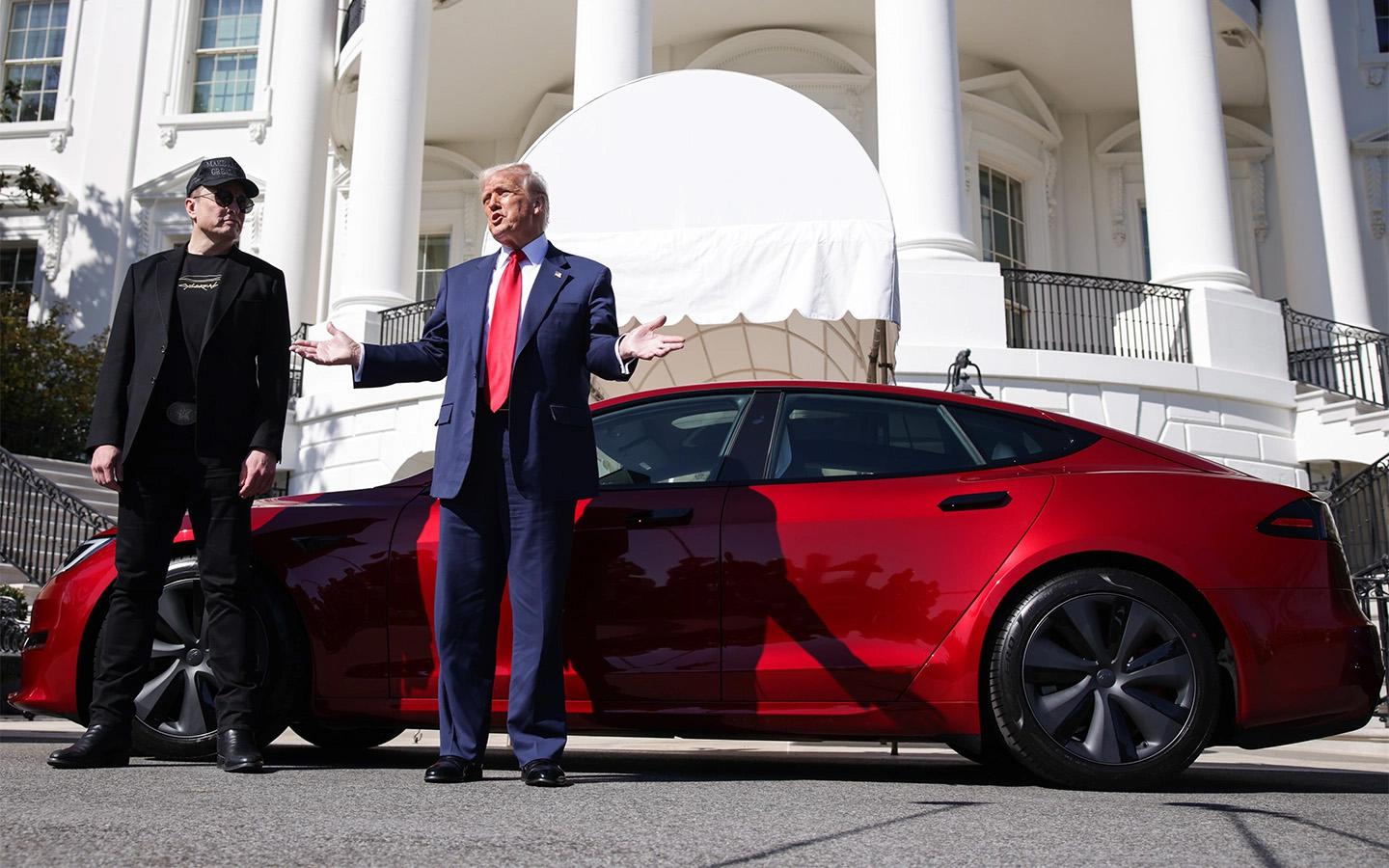 Илон Маск и Дональд Трамп на фоне автомобиля Tesla Model S