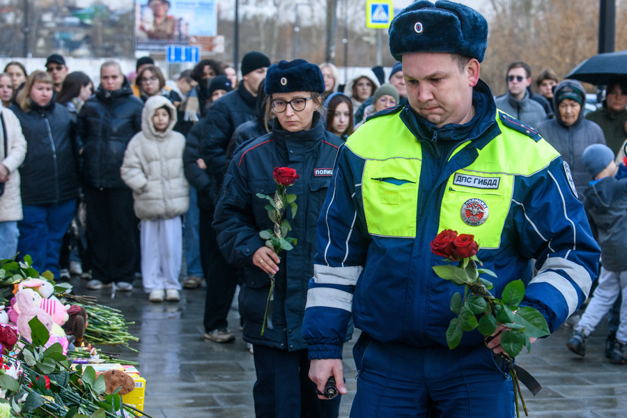 Стихийный мемориал на месте гибели в ДТП двух девочек, которых сбил пьяный водитель, Ревда, 8 октября 2025 года