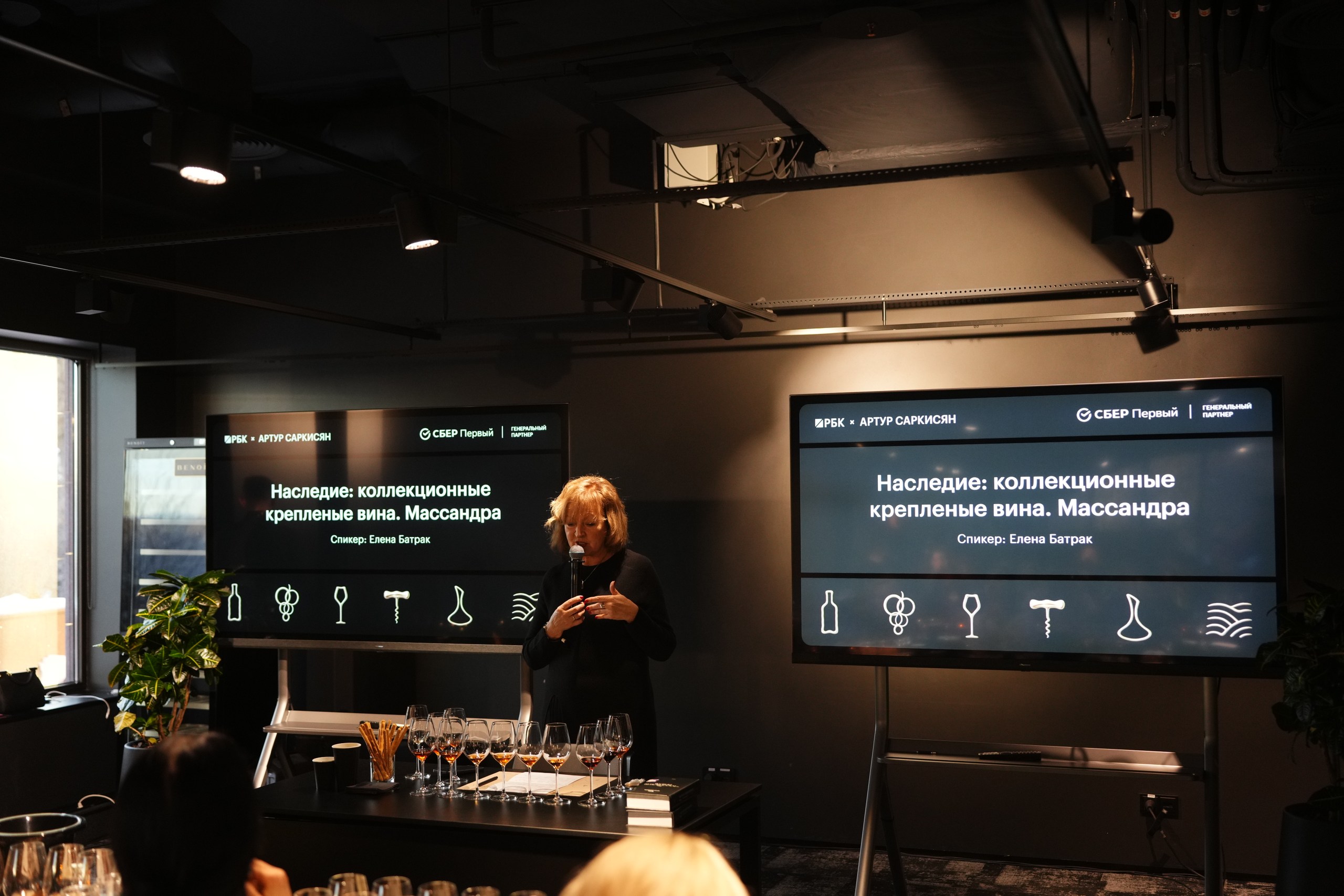 Зачем проводят переукупорку вин. Рассказывает эксперт «Массандры»