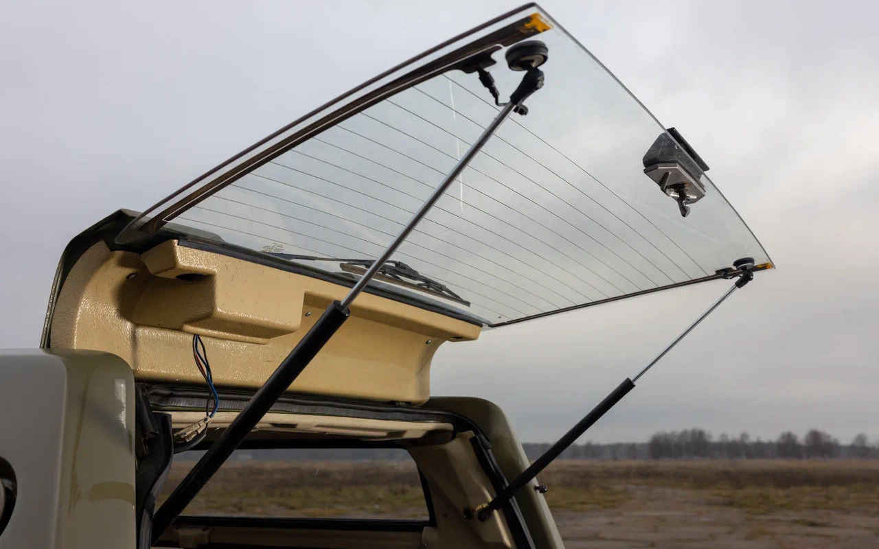 Провод обогрева заднего стекла проведен внутри левого упора