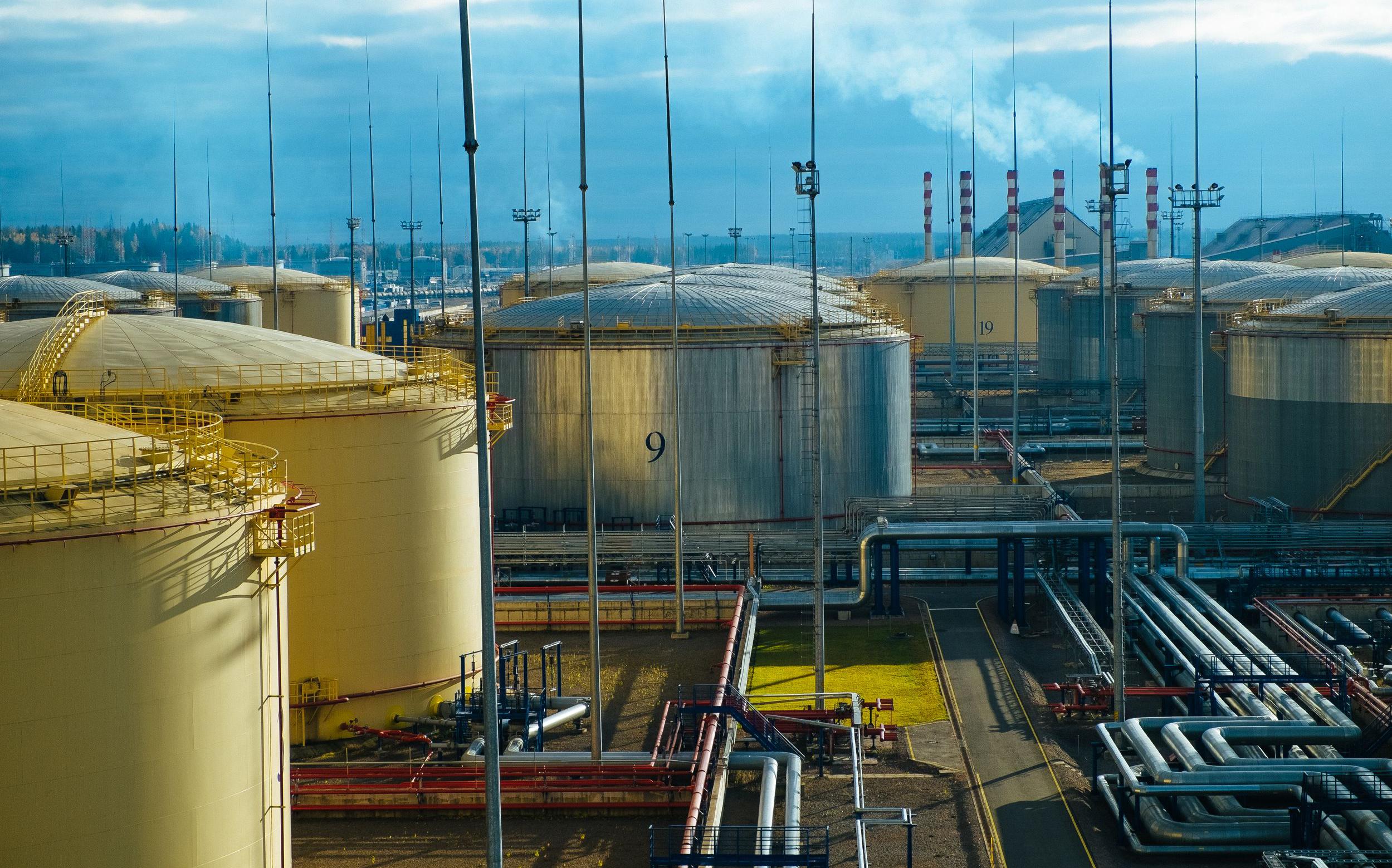 Цены на нефть упали на 3% после роста до максимума с мая
