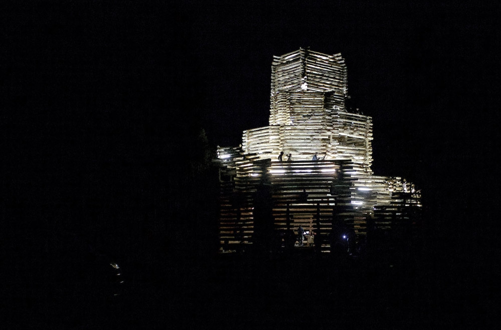 Вечером «Ленивый зиккурат» превращался в светящуюся башню 