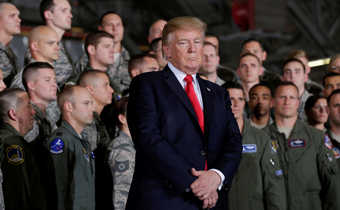 Дональд Трамп на встрече с военными США


