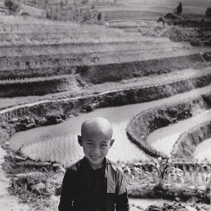 Аньес Варда. Ребенок перед рисовой плантацией около Чунцина. Китай, 1957