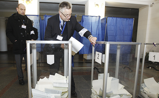 Наблюдатели ОБСЕ на одном из избирательных участков в день досрочных выборов в Верховную раду Украины