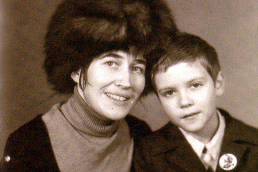Дмитрий Медведев в детстве с мамой