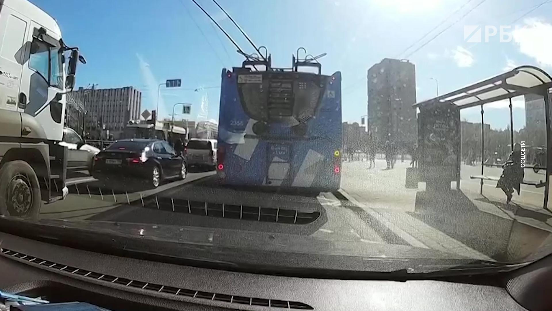 В Санкт-Петербурге трамвай без тормозов въехал в группу пешеходов. Видео
