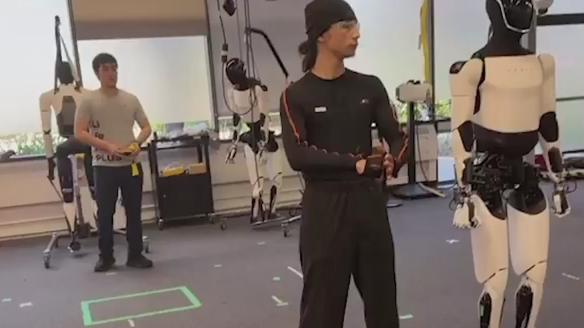 Маск показал видео тренировки робота Optimus в стиле кунг-фу