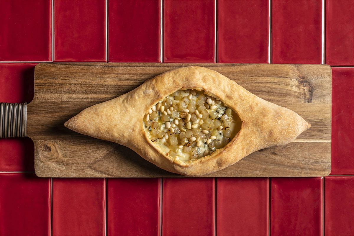 «PRO.Хинкали» — быстрорастущая сеть с понятным меню, упором на вариативные хинкали (говядина, баранина, сыр, картофель и др.), печь для хачапури и шашлыки «с огня»