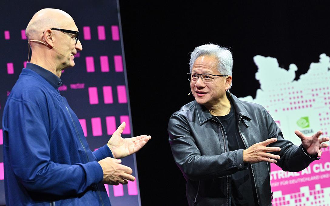 Генеральный директор NVIDIA Йенсен Хуанг (справа) и генеральный директор Deutsche Telekom Тим Хеттгес на презентации Industrial AI Cloud