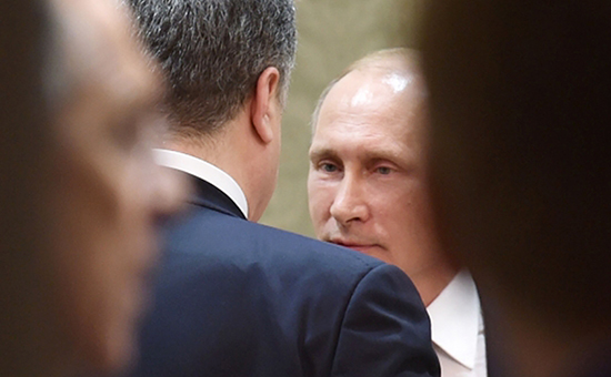 Президент России Владимир Путин (справа) и президент Украины Петр Порошенко
