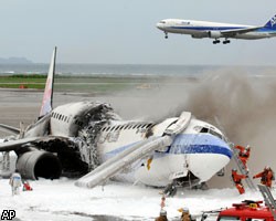 В аэропорту Окинавы сгорел пассажирский Boeing. Фотогалерея