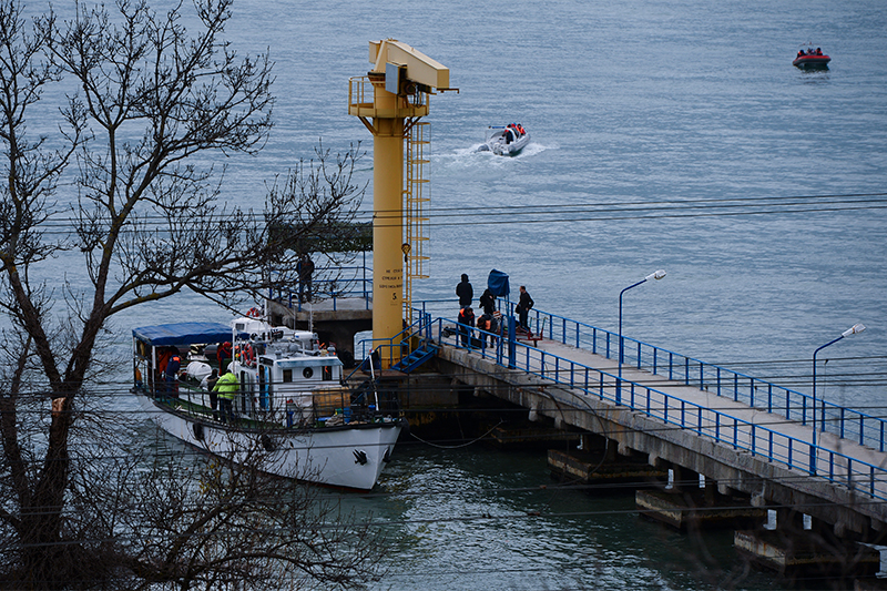 Поисково-спасательные работы у побережья Черного моря, где потерпел крушение самолет Минобороны России Ту-154




