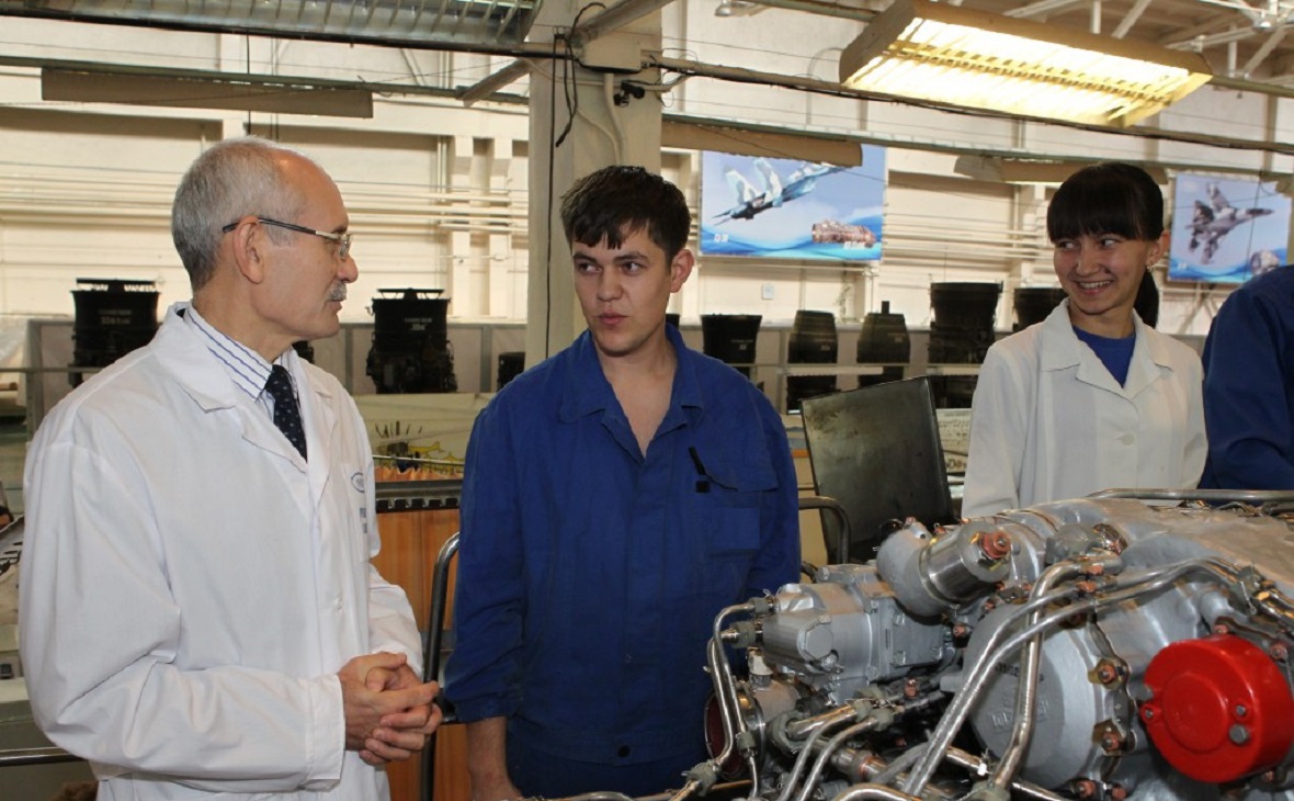 Рустэм Хамитов (слева) во время посещения машиностоительного завода
