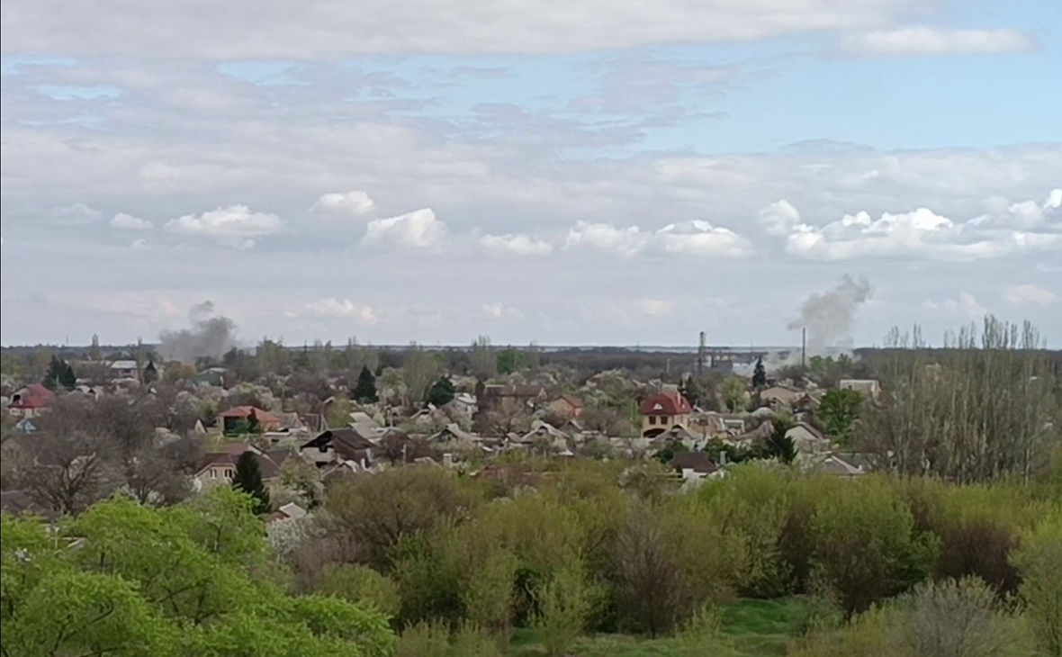 Дым после обстрела Петровского района Донецка