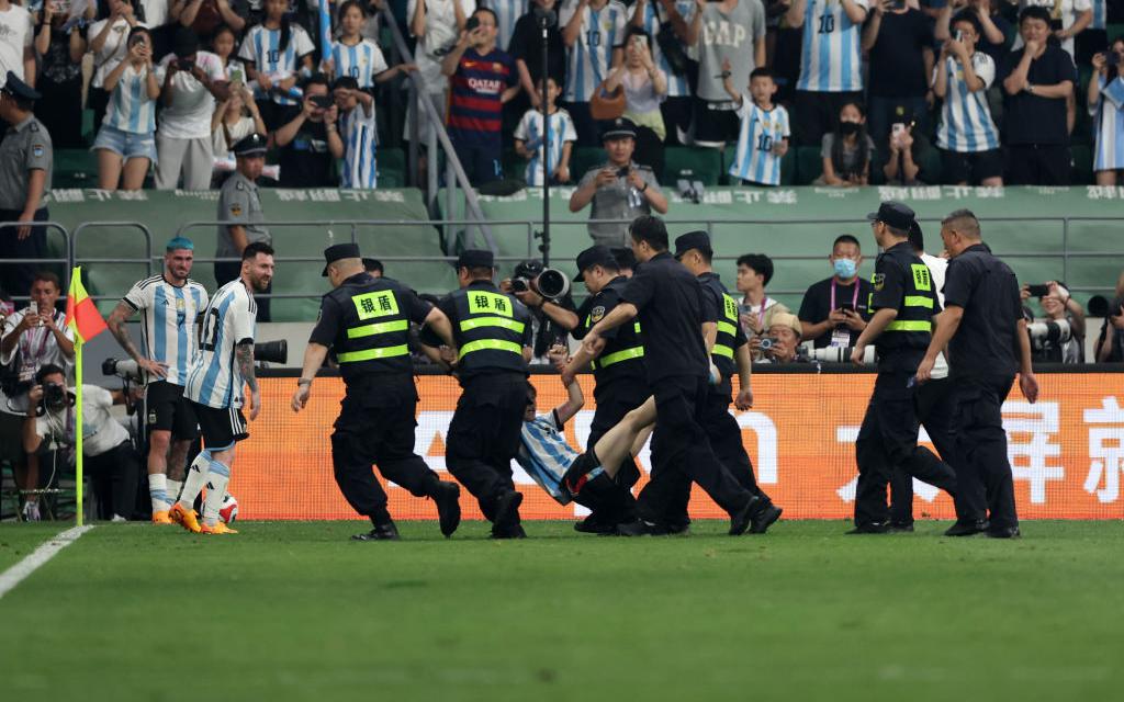 Обнявшему Месси фанату на год запретили вход на стадионы в Китае
