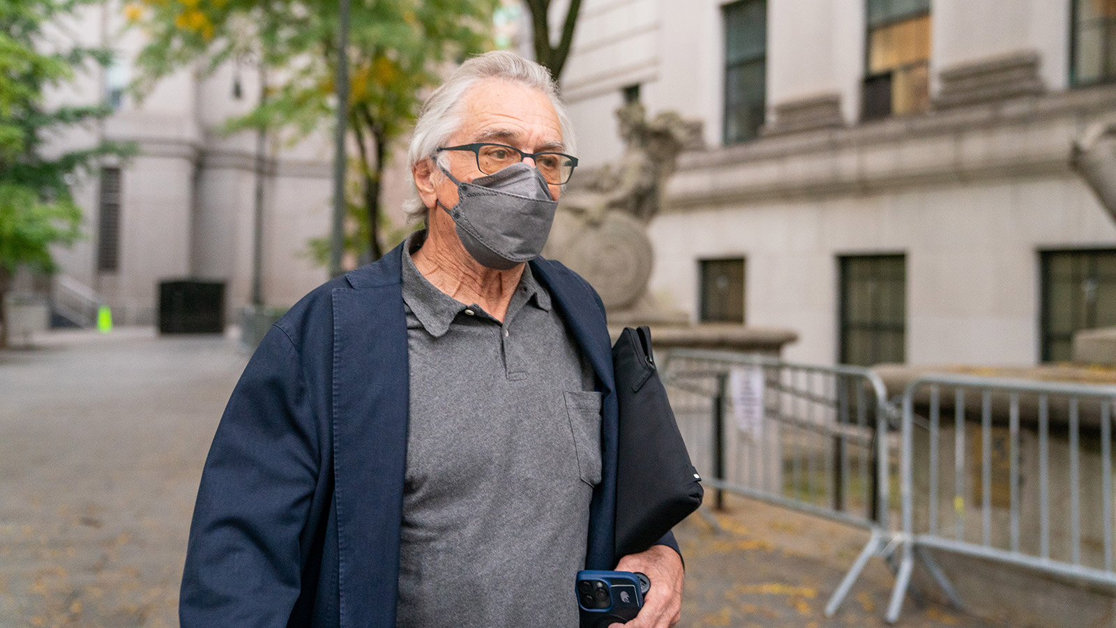 <p>На фото: Роберт Де Ниро покидает суд 30 октября 2023 года в Нью-Йорке</p>