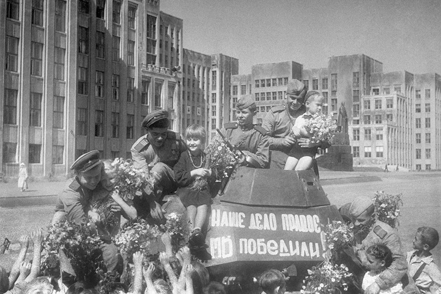 Минск, Белорусская ССР. Встреча советских воинов на площади Ленина.