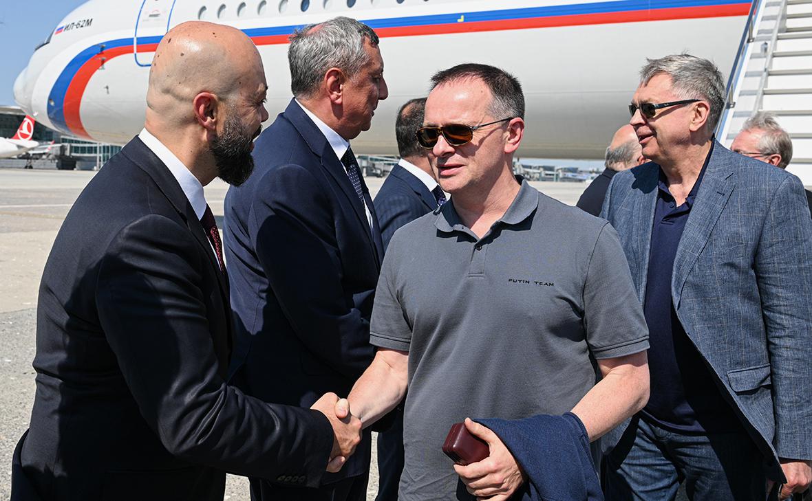 Переговоры&nbsp;в Стамбуле прошли&nbsp;вечером 23 июля. Продолжались они&nbsp;&mdash; если считать и встречу делегаций в полном составе, и беседу их руководителей Владимира Мединского&nbsp;(на фото в центре)&nbsp;и Рустема Умерова&nbsp;&mdash; около двух часов.