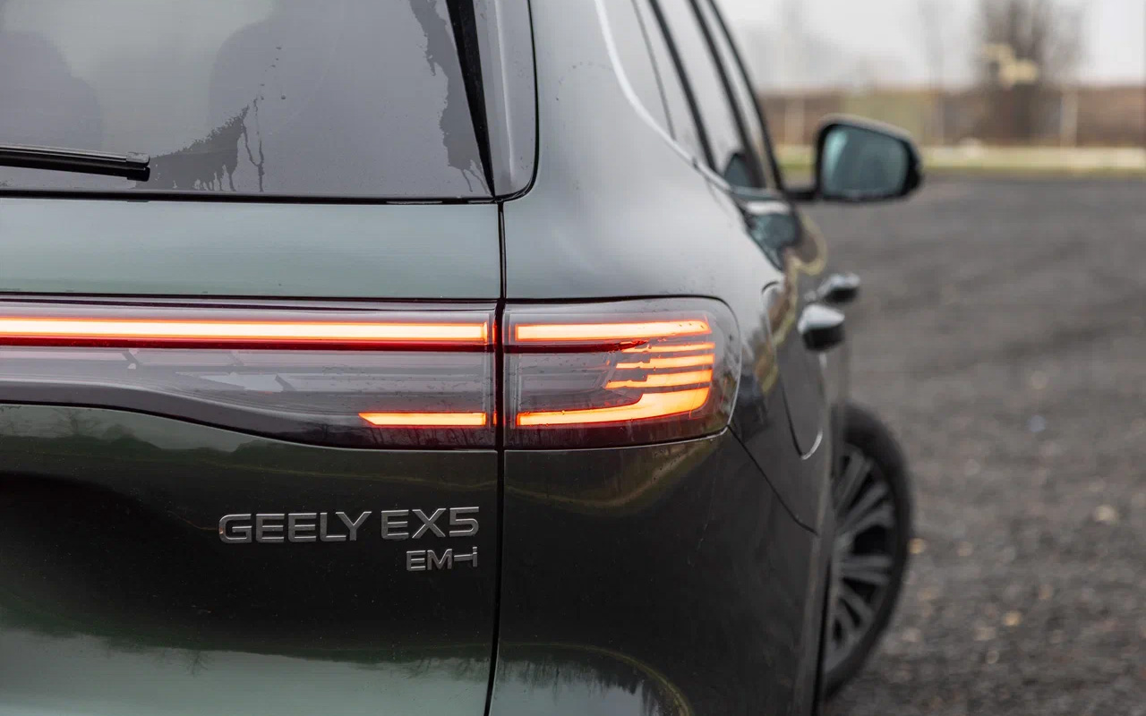 С кормы Geely EX5 EM-i тоже новый. В&nbsp;частности, изменена&nbsp;крышка багажника, а номер переехал с бампера на нее. Лючок с зарядным&nbsp;разъемом Type 2/CCS Combo 2 расположили на заднем правом крыле, а&nbsp;бензиновый люк &mdash; на левом