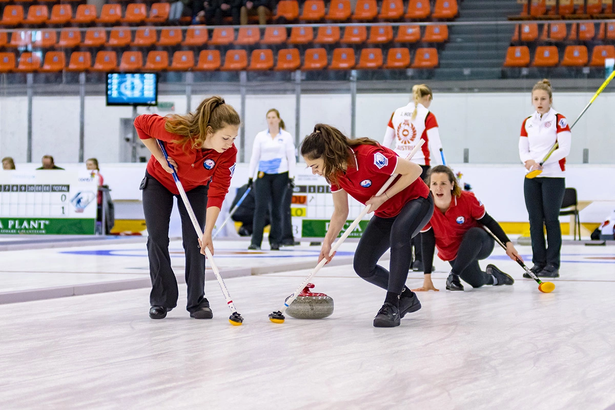 В смешанном парном разряде проводится восемь эндов, в каждом из которых команды выпускают по пять камней
