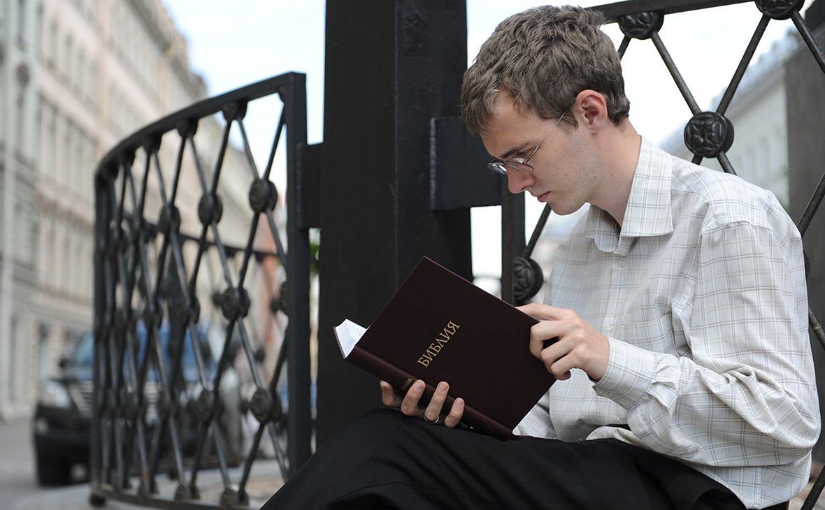 Человек читает библию и размышляет фото