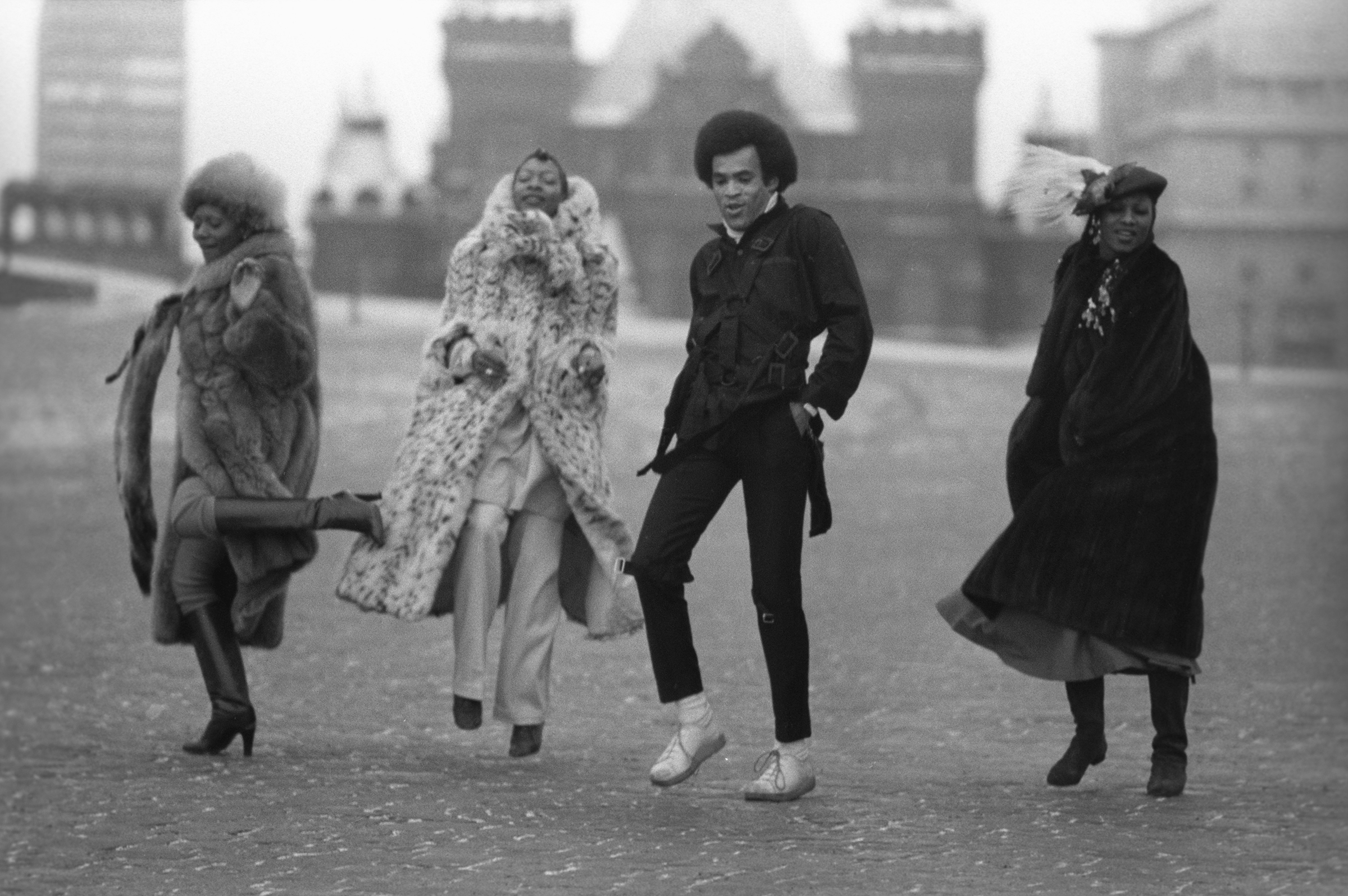 Участники группы Boney M. Лиз Митчелл, Мэйзи Уильямс, Бобби Фаррелл и Марсия Баррет (слева направо) во время прогулки по Красной площади.&nbsp;Декабрь 1978 года
