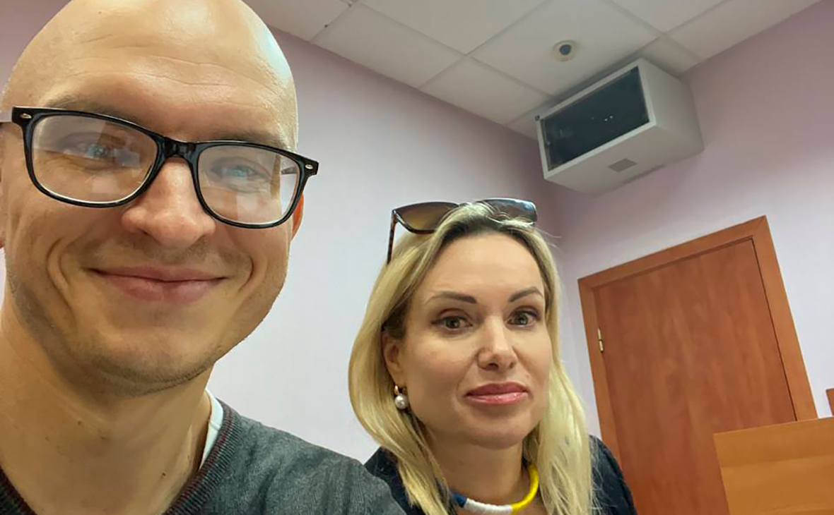 Марина Овсянникова и адвокат Антон Гашинский в Останкинском районном суде