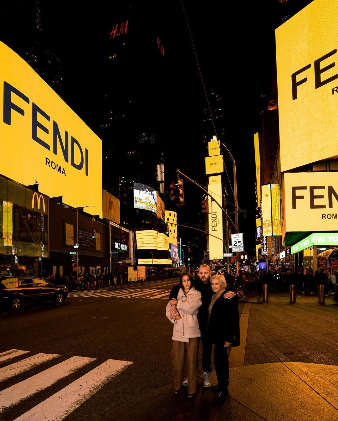 <p>Бренд Fendi арендовал 45 билбордов, чтобы отметить год работы креативного директора Кима Джонса (на этом фото&nbsp;&mdash; он вместе с наследницей итальянского модного дома Сильвией Вентурини-Фенди и ее дочерью, ювелиром Дельфиной Делеттре-Фенди). Однако площадью в Нью-Йорке рекламная кампания не ограничилась: желтые вывески также появились на Сибуйском диагональном пешеходный переходе в Токио, набережной Вайтань в Шанхае и небоскребе Бурдж-Халифа в Дубае.</p>