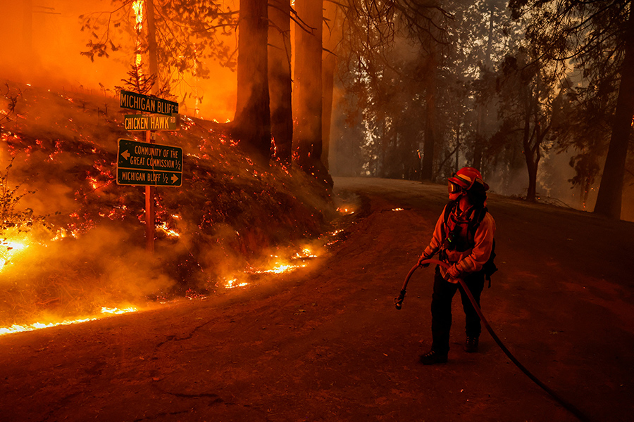 На фото: Форест-Хилл, Калифорния, 7 сентября

Площадь пожара в Форест-Хилле составляет более 5 тыс. акров (около 2 тыс. га). Тушение&nbsp;осложнено рельефом местности и погодными условиями. Огонь в этом районе пока не удалось локализовать