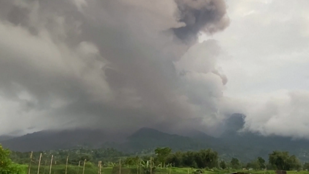 В Индонезии начал извергаться вулкан Марапи. Видео
