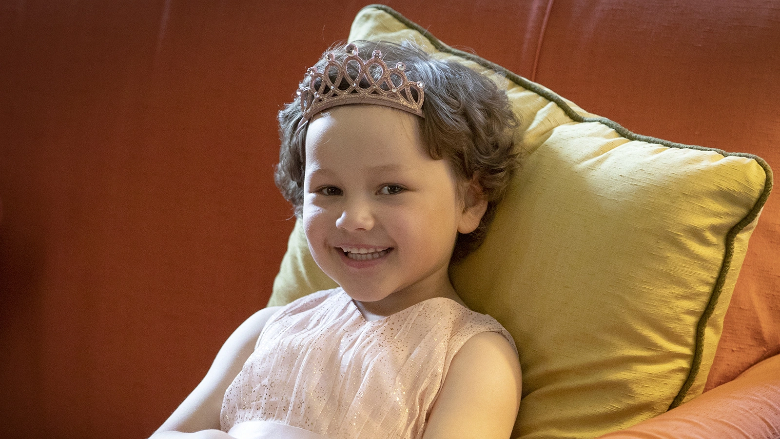 <p>Пятилетняя Мила Снеддон перед встречей с Кейт Миддлтон в Холирудском дворце. 27 мая 2021 года</p>