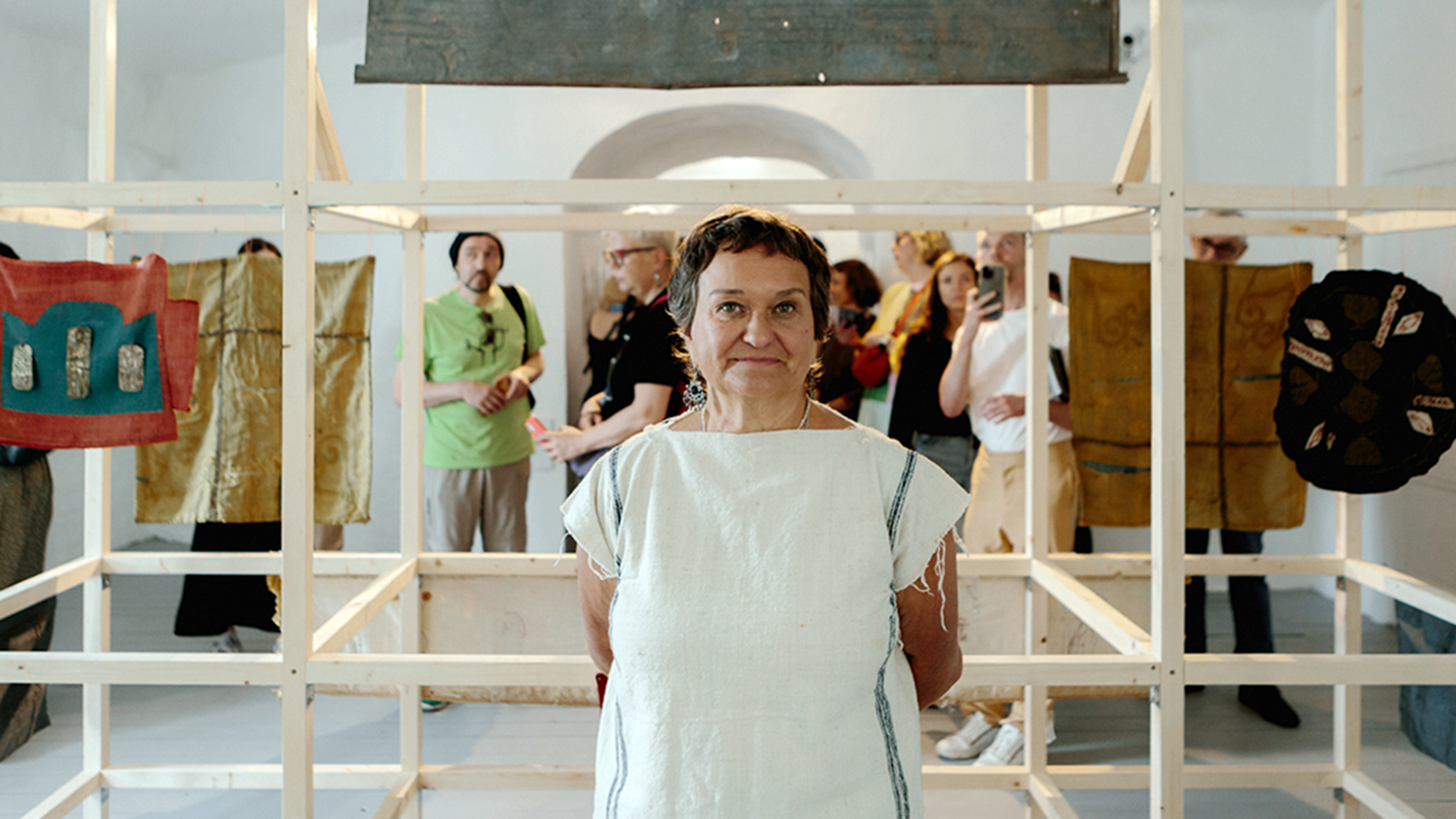 <p>Ирина Затуловская на фоне своих работ в Суздальском кремле</p>