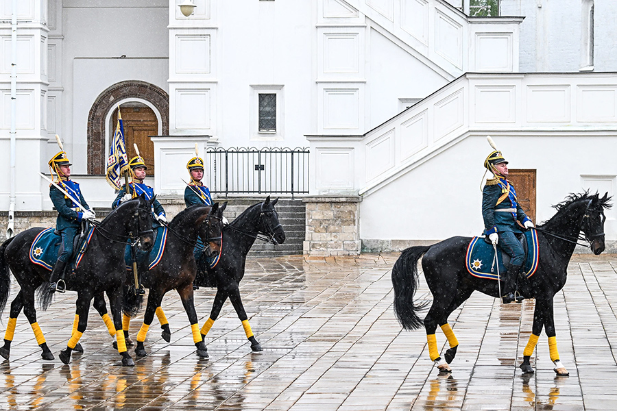 На фото: кавалерийский почетный эскорт Президентского полка Московского Кремля на Соборной площади после инаугурации президента Владимира Путина в начале мая.