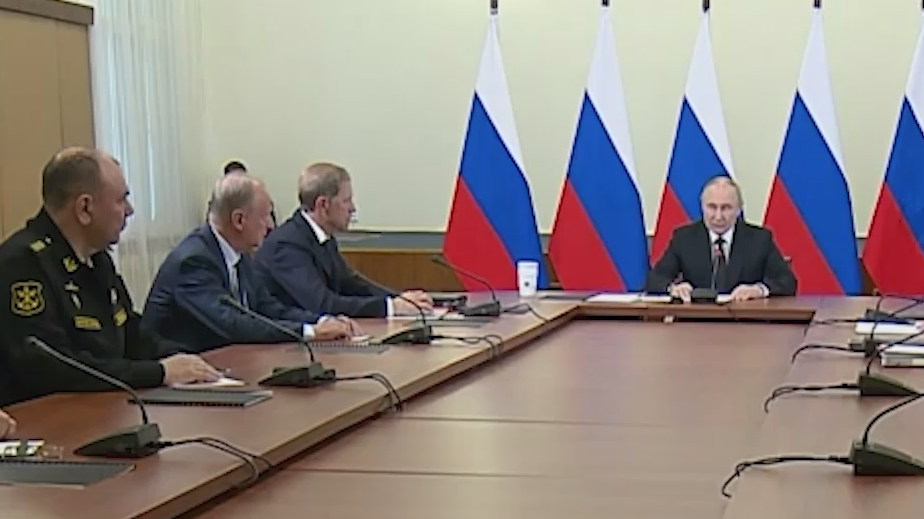 Путин провел минуту молчания по погибшим при крушении самолета Ан-24