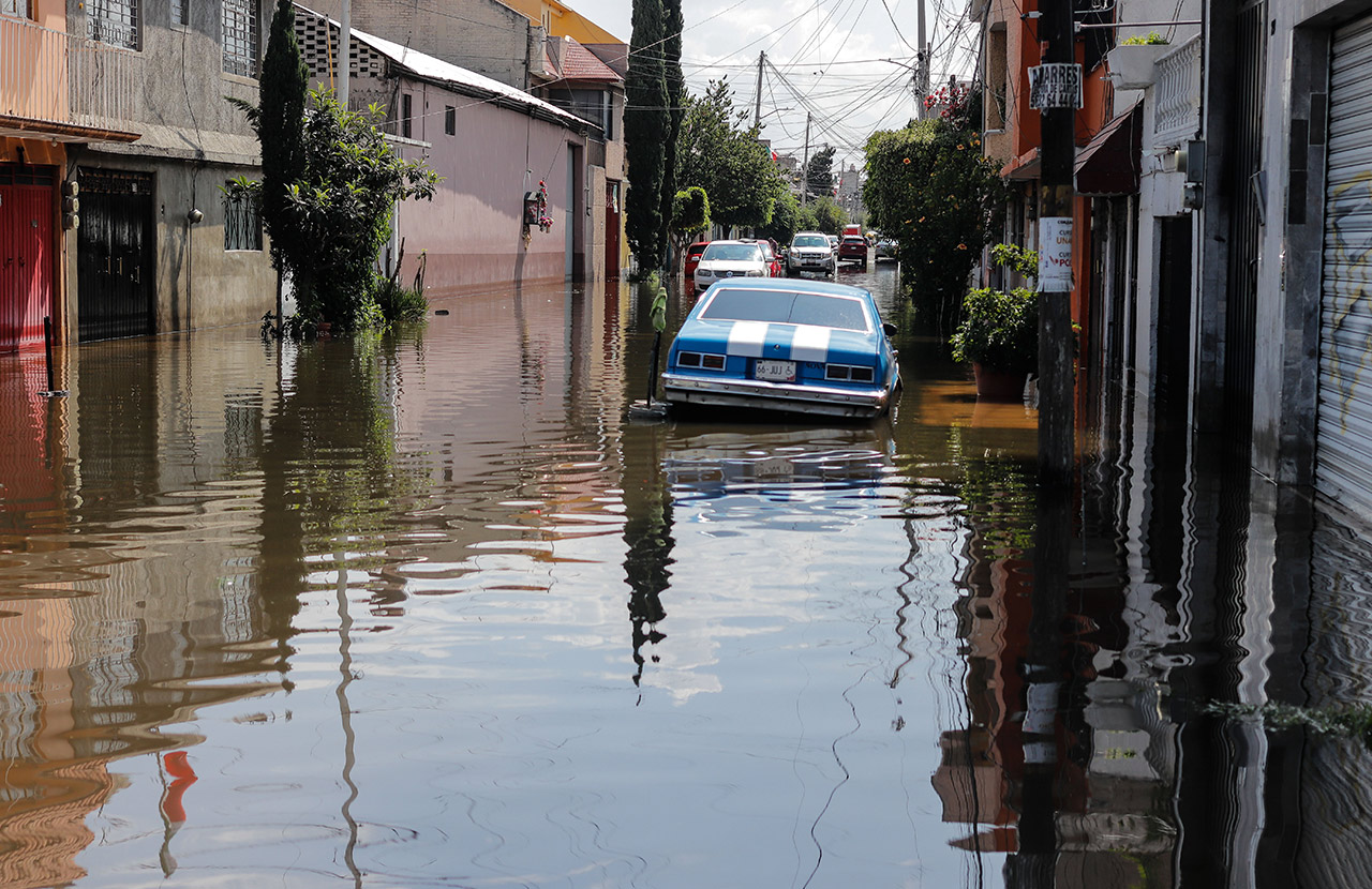 На фото: последствия наводнения в Мехико.