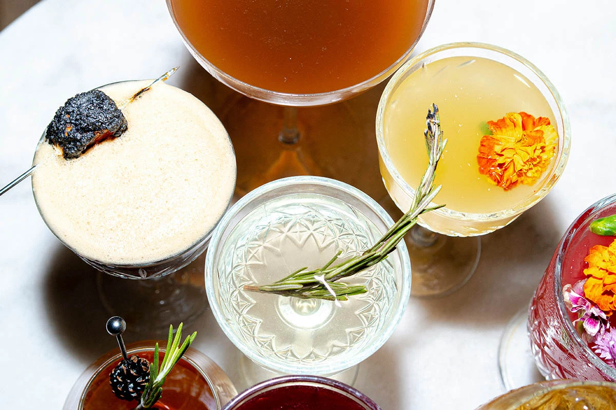 Пейринг «коктейль + блюдо» — это простой способ устроить дома маленький гастрономический сет: яркий напиток усиливает вкус еды, а еда раскрывает нюансы бокала