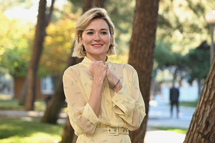 Режиссер Надежда Михалкова на фотосессии перед показом фильма &laquo;Огненный мальчик&raquo; на фестивале актуального российского кино &laquo;Маяк&raquo; в Геленджике, 2025 год