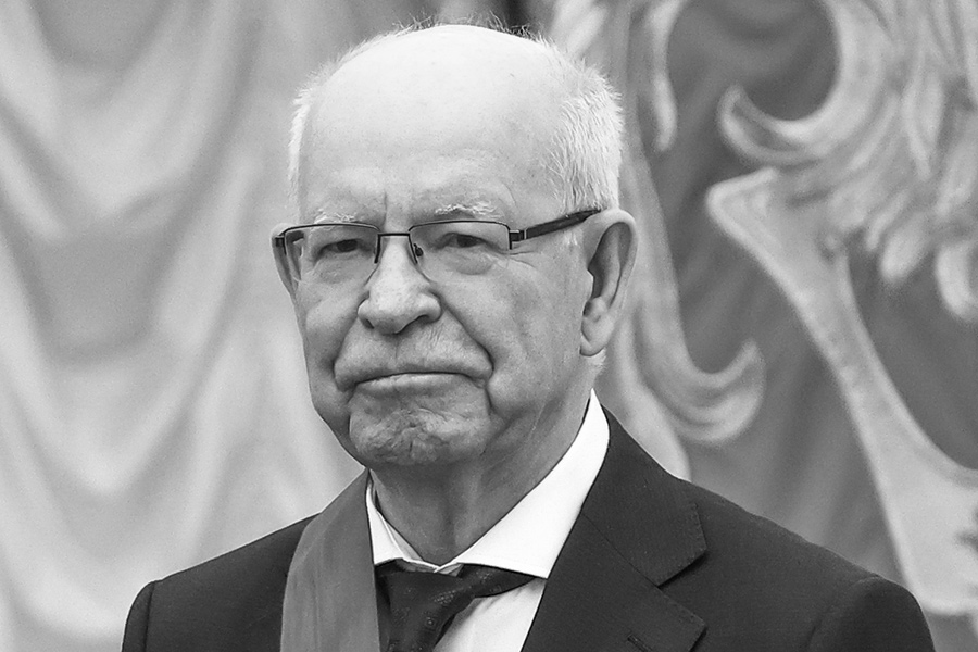 10 декабря в возрасте 87 лет умер один из разработчиков ядерного щита страны, почетный научный руководитель Российского федерального ядерного центра (РФЯЦ-ВНИИЭФ) Радий Илькаев.

Направления его работ были связаны с созданием образцов ядерного и термоядерного оружия, обеспечением их надежности, развитием методов моделирования процессов, происходящих в условиях ядерного взрыва. Илькаев руководил более чем десятью ядерными испытаниями, в том числе уникальными облучательными опытами. Ряд зарядов, разработанных при его участии и по его инициативе, до сих пор на вооружении.