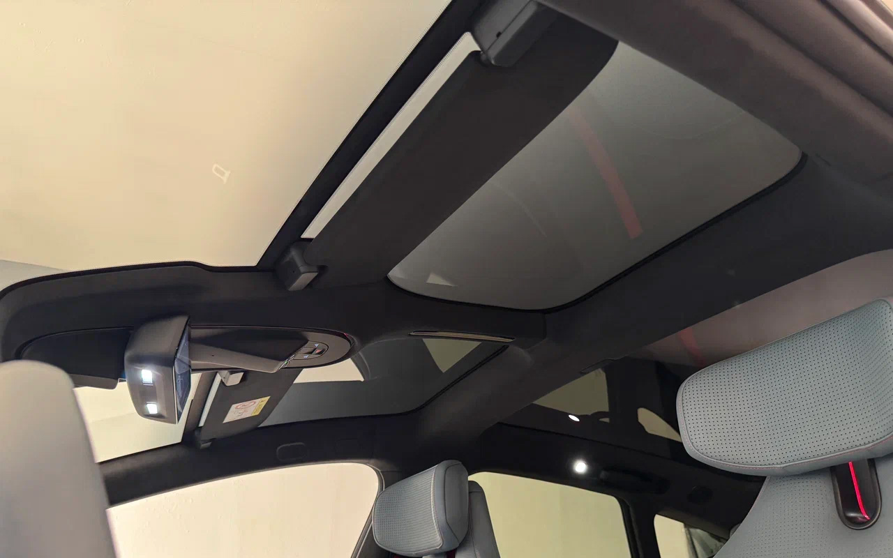 Лобовое стекло и панорамная крыша на Avatr 12 &mdash; это два отдельных элемента. Но даже так&nbsp;любая трещинка от камня &mdash; предвестник внушительных трат