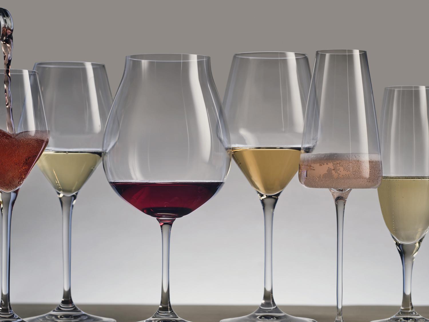 Бокалы для вина из коллекции Avant-Garde, Krosno; бокал для красного вина Vinum New World Pinot Noir, Riedel; бокал для крепленого, сладкого и десертного вина Rich, Zieher; бокал для шампанского Krosno (все &laquo;Дом Фарфора&raquo;)