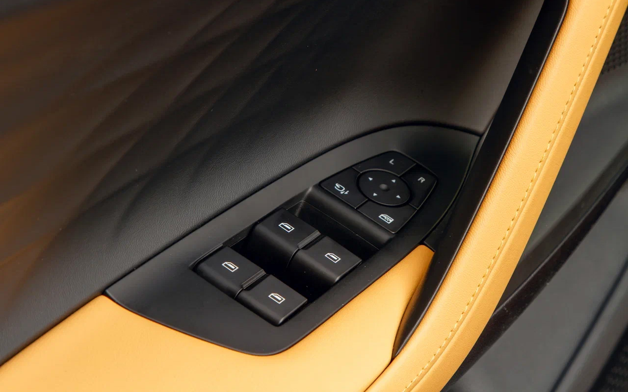 У всех клавиш авторежим опускания стекол, а подъема &mdash; у одной водительской