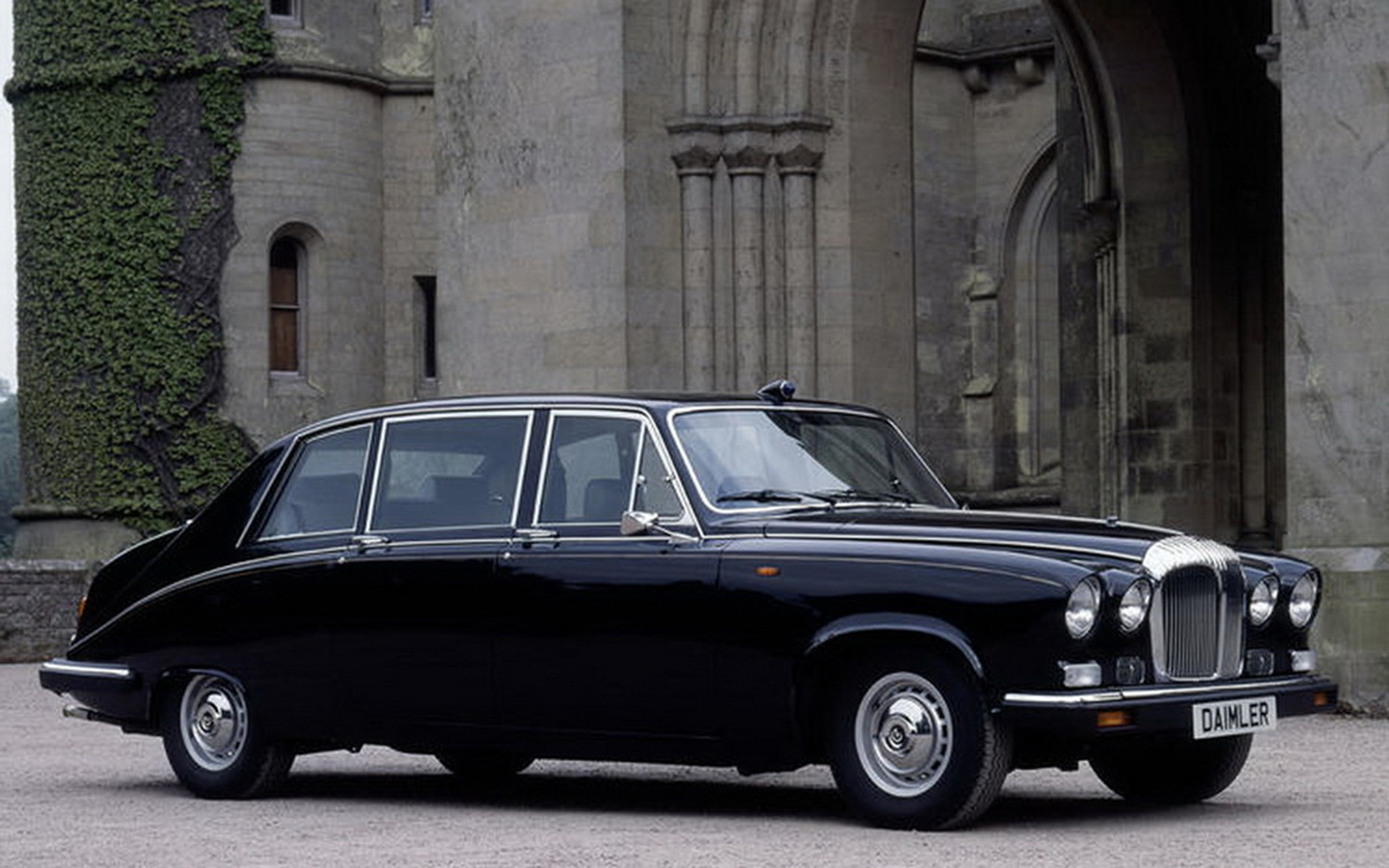 Daimler DS420 у замка Истнор в Англии, 1989&ndash;1990 годы