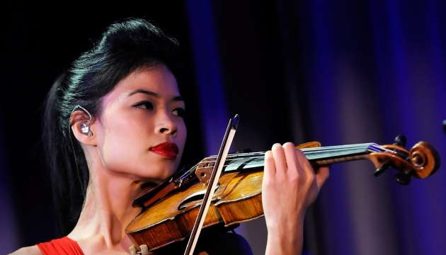 Знаменитая скрипачка и тайская горнолыжница Ванесса Мэй. На Олимпиаде выступает под фамилией отца - Ванакорн.