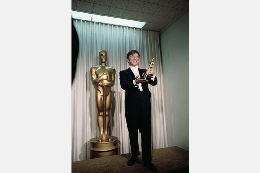 В 1964 году актер Сэмюел Джордж Дэвис&nbsp;&mdash;&nbsp;младший должен был объявлять награды за&nbsp;лучшую музыку к&nbsp;фильму. Награда вручается в&nbsp;двух категориях&nbsp;&mdash; &laquo;За лучшую запись адаптированной партитуры&raquo; и&nbsp;&laquo;За лучший оригинальный саундтрек&raquo;. Сэмюел Джордж объявил, что&nbsp;премию за&nbsp;лучшую запись адаптированной партитуры получает Джон Эддисон (на фото) за&nbsp;музыку к&nbsp;фильму &laquo;Том Джонс&raquo;, после&nbsp;чего представитель аудиторской компании&nbsp;PwC, которая контролирует верное объявление наград, заявил, что&nbsp;произошла ошибка. В действительности Джону Эддисону присуждалась премия за&nbsp;лучший оригинальный саундтрек, а&nbsp;лучшей записью адаптированной партитуры академия назвала музыку Андре Превина к&nbsp;кинофильму &laquo;Нежная Ирма&raquo;.
