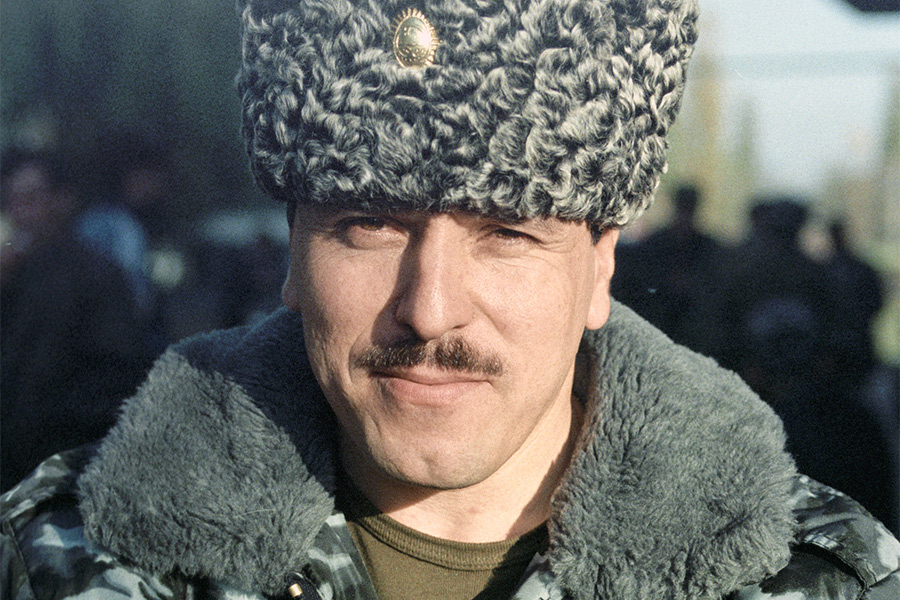 Ваха Арсанов

Во время первой чеченской войны Арсанов командовал подразделениями боевиков, организовывал похищения людей, в&nbsp;том числе журналистов. В 1997 году шел на&nbsp;выборы в&nbsp;связке с&nbsp;Масхадовым, став вице-президентом Ичкерии.

Незадолго до&nbsp;начала второй чеченской войны покинул республику, непосредственного участия в&nbsp;боевых действиях не&nbsp;принимал, за&nbsp;что&nbsp;Масхадов лишил его всех званий и&nbsp;наград. Арсанов был ликвидирован в&nbsp;ходе перестрелки в&nbsp;Старопромысловском районе Грозного в&nbsp;2005 году.

На фото: Ваха Арсанов в&nbsp;1996 году
