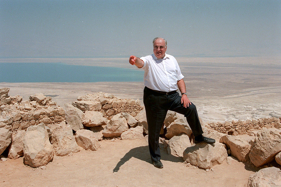 Немецкий канцлер Гельмут Коль во&nbsp;время своего визита в&nbsp;израильскую Масаду. 7 июня&nbsp;1995&nbsp;года.
