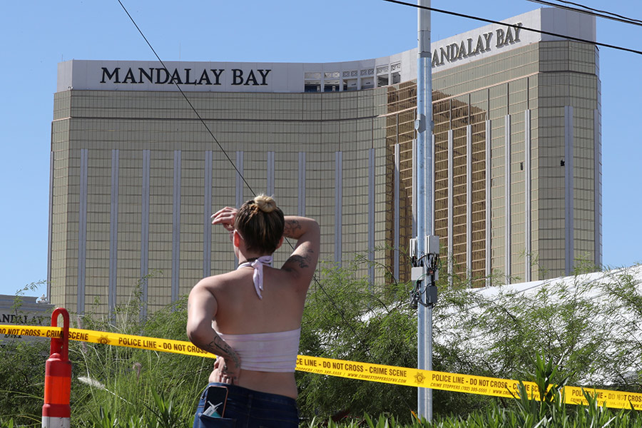 Стивен Пэддок зарегистрировался в номере на 32-м этаже отеля Mandalay Bay за три дня до атаки вместе с женщиной по имени Мэрилу Дэнли. По данным полиции, это была его сожительница, но ее причастность к стрельбе не установлена.