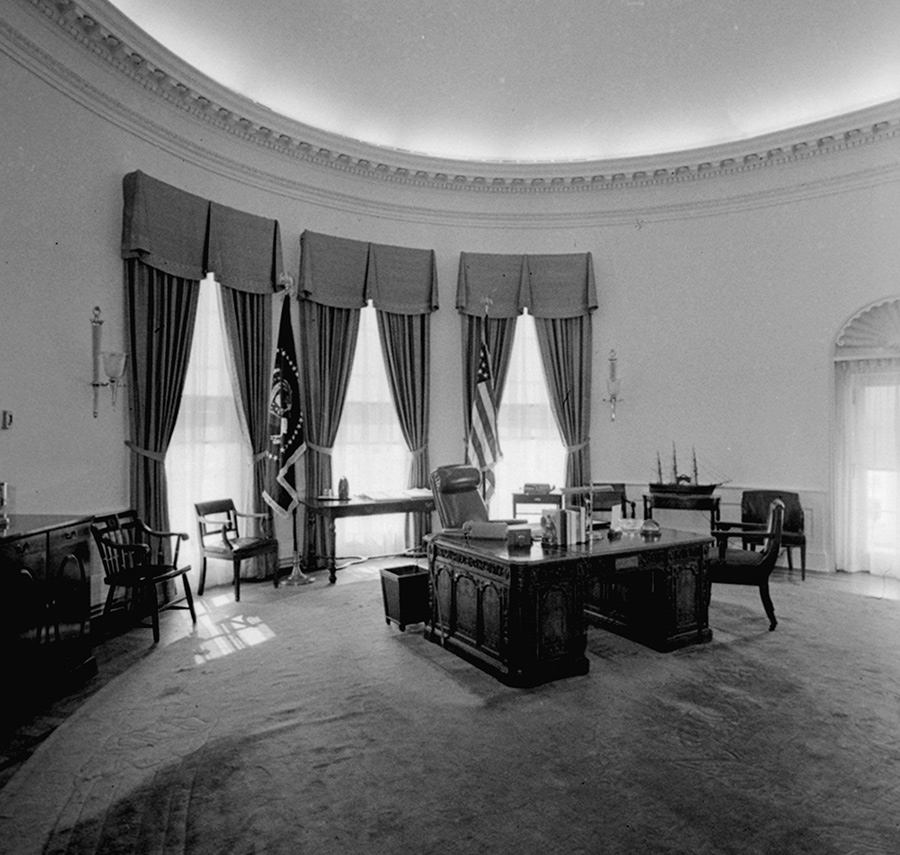 В 1961 году после вступления в должность Джона Кеннеди Овальный кабинет оставался таким&nbsp;же, как при двух его предшественниках: Гарри Трумэне и Дуайте Эйзенхауэре (последний не стал менять обстановку после инаугурации). К обновлению кабинета для Кеннеди приступили во время его поездки в Даллас в 1963 году, где президент погиб при покушении. Новый интерьер с красным ковром и светлыми шторами достался следующему хозяину Белого дома&nbsp;&mdash; Линдону Джонсону